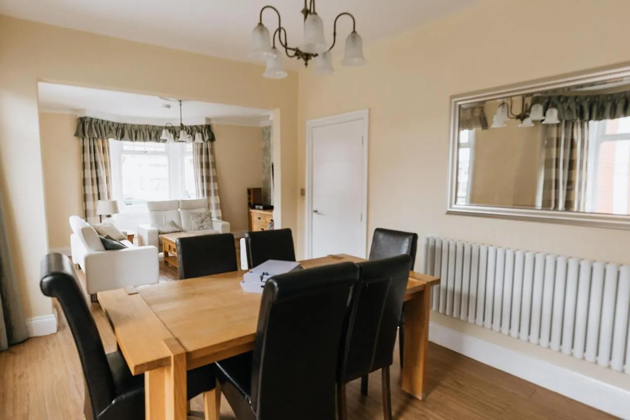 Barwick Apartment - Spacious 2 Bed Apartment With 2 Floors Located In Scarborough, Great For Family Trips!