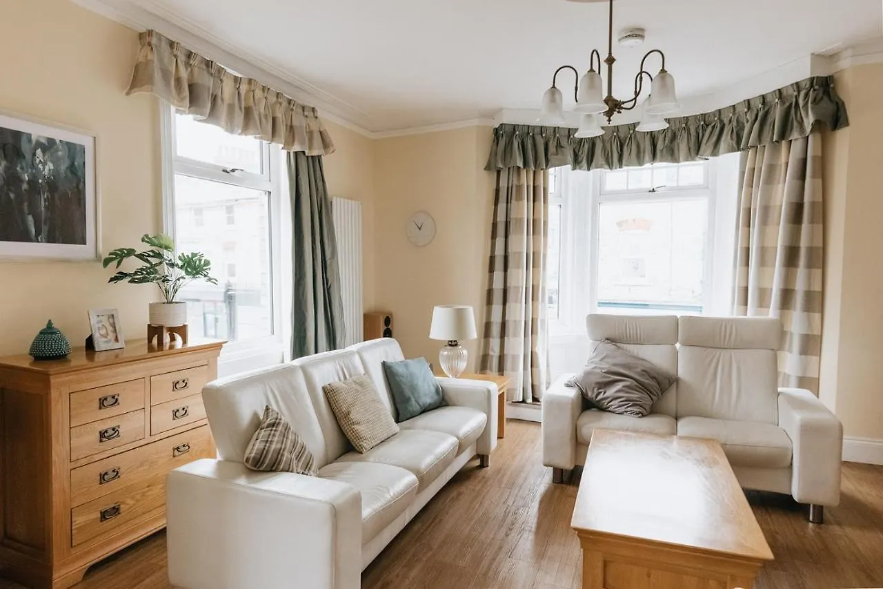 Barwick Apartment - Spacious 2 Bed Apartment With 2 Floors Located In Scarborough, Great For Family Trips!