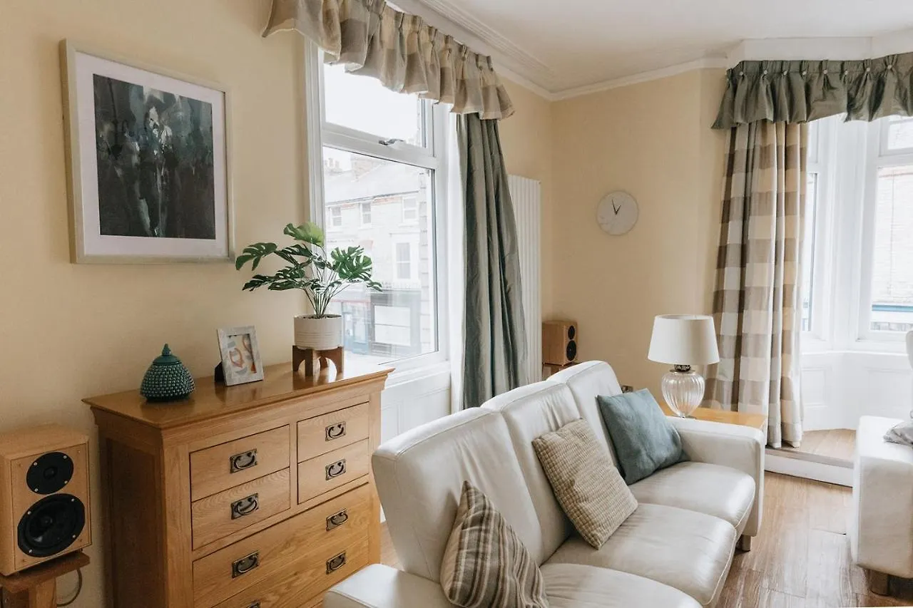 Barwick Apartment - Spacious 2 Bed Apartment With 2 Floors Located In Scarborough, Great For Family Trips!